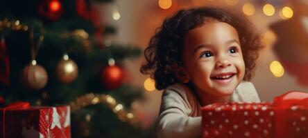 5 Jahre alt Mädchen Kind bekommen Weihnachten Geschenk Geschenk Weihnachten Baum, ai foto