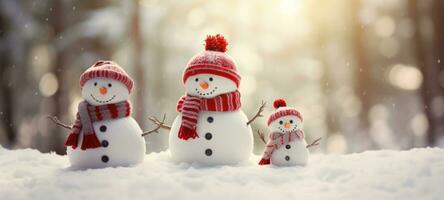 Familie Schneemann mit Schal im Schnee Wald Gruß Karte Weihnachten Weihnachten foto