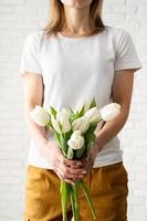 junge Frau trägt leeres weißes T-Shirt mit Tulpenblumen foto