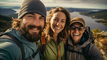freunde nehmen Selfies auf das Wandern Pfad. generativ ai foto
