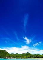 weite Aussicht auf Meer und Berge mit blauem Himmel foto