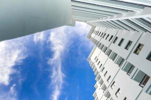 Hochhaus und strahlend blauer Himmel foto