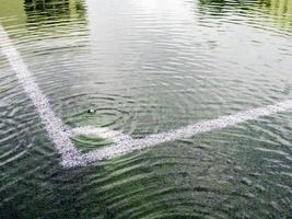 Überschwemmung auf Kunstrasen-Fußballplatz foto