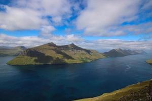die beeindruckende Landschaft der Färöer an einem schönen Tag im Sommer foto