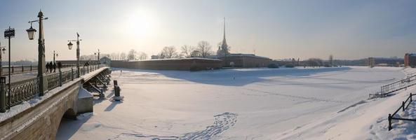 Winterpanorama, Blick auf die Haseninsel und die Ioannovsky-Brücke foto