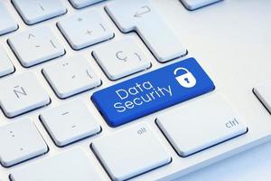Cybersicherheitswort und Vorhängeschlosssymbol auf blauer Computertastatur foto