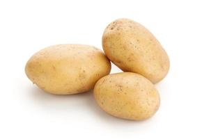 neue Kartoffeln isoliert auf weißem Hintergrund. rohe Kartoffel foto