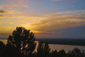 Farbenfroher Sonnenuntergang an der Wolga in Nischni Nowgorod, Russland. foto