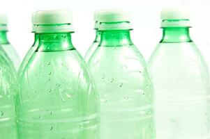 Plastik Flaschen sind verstreut auf ein Weiß Oberfläche foto