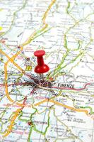 ein rot drücken Stift ist auf ein Karte von ein Stadt foto