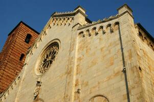 Einzelheiten von das Kirche und Glocke Turm von pietrasanta lucca foto