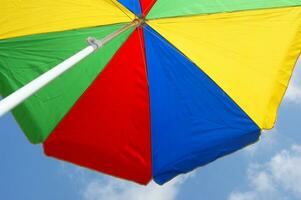 ein schließen oben von ein bunt Regenschirm foto