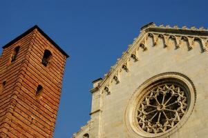 Einzelheiten von das Kirche und Glocke Turm von pietrasanta lucca foto