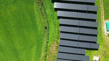 Antenne Aussicht von ein groß Solar- Park zum Alternative Energie Produktion. foto