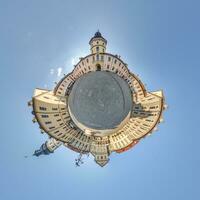 kleiner Planet und sphärische Antenne 360-Grad-Panoramablick auf die alte mittelalterliche Burg der Straße mit Kirche und historischen Gebäuden mit Säulen foto