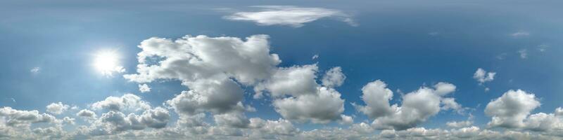 nahtlos wolkig Blau Himmelskuppel 360 hdri Panorama Aussicht mit genial Wolken mit Zenit zum verwenden im 3d Grafik oder Spiel wie Himmel Kuppel oder bearbeiten Drohne Schuss foto