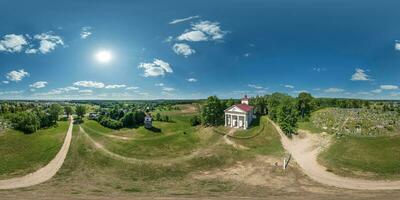 voll hdri 360 Panorama Antenne Aussicht auf Neo gotisch katholisch Kirche mit Säulen im Landschaft oder Dorf im gleichwinklig Projektion mit Zenit und Nadir. vr ar Inhalt foto