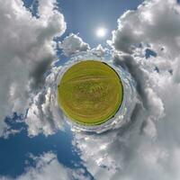 grüner winziger Planet im blauen Himmel mit schönen Wolken mit Transformation des sphärischen Panoramas 360 Grad. Krümmung des Raumes. foto