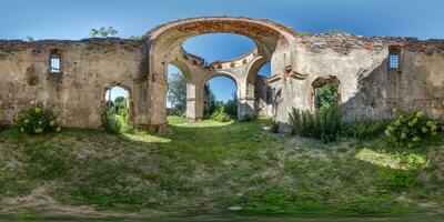 voll nahtlos kugelförmig hdri 360 Panorama Innerhalb ruiniert verlassen Kirche mit Bögen ohne Dach im gleichwinklig Projektion mit Zenit und Nadir, bereit zum vr virtuell Wirklichkeit Inhalt foto