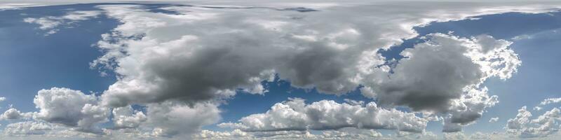 Blau Himmel mit schön Kumulus Wolken, nahtlos hdri 360 Panorama Aussicht mit Zenit zum verwenden im 3d Grafik oder Spiel Entwicklung wie Himmel Kuppel oder bearbeiten Drohne Schuss foto