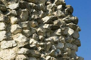 ein Stein Mauer mit ein groß Vogel auf es foto