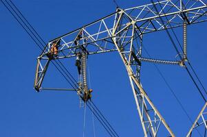 Instandhaltung von ein hoch Stromspannung Pylon foto