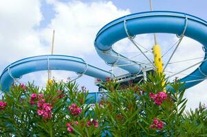 ein Blau rutschen im ein Wasser Park foto