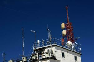 ein Turm mit Antennen foto