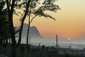 Freizeit DOS bandeirantes Strand beim Sonnenaufgang mit das pedra da gab ein Berg foto