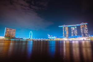 das Yachthafen Bucht Sand Hotel beim Nacht mit das Kunstwissenschaft Museum und das Singapur Flyer auf das Hintergrund foto