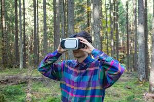 Mann mit Virtual-Reality-Brille im Wald foto