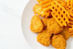 gebratene Chicken Nuggets mit Bratkartoffeln foto