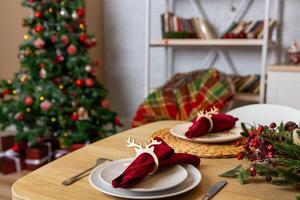 schön Tabelle Rahmen mit Weihnachten Dekor im Leben Zimmer. foto