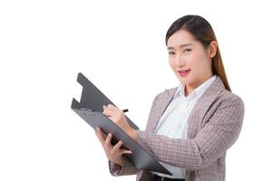 Fachmann Erwachsene asiatisch Geschäft Frauen Schreiben Unterlagen auf das Zwischenablage im Hand während Arbeiten beim Zuhause während isoliert auf Weiß Hintergrund. foto