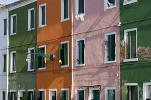 das Farben von das Stadt von Burano Venedig foto