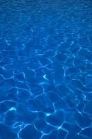 Blau Wasser im ein Schwimmen Schwimmbad foto