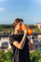 passen Dauer Mädchen Läufer draußen halten Wasser Flasche. foto