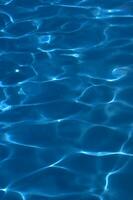 Blau Wasser im ein Schwimmen Schwimmbad foto