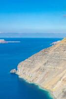 Meer Cliff und Sommer- Wetter mit endlos Horizont im ein sonnig Tag. Vertikale Natur Landschaft, Meer Cliff natürlich Elemente foto