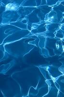 Blau Wasser im ein Schwimmen Schwimmbad foto