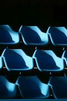 ein Reihe von Blau Stühle foto