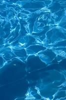 Blau Wasser im ein Schwimmen Schwimmbad foto