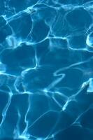 Blau Wasser im ein Schwimmen Schwimmbad foto