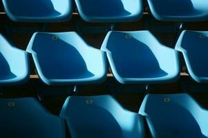 ein Reihe von Blau Stühle foto