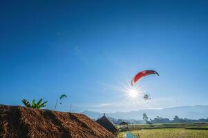 Landschaft Aussicht von Sonnenaufgang im das früh Morgen und Meer von Nebel Startseite das Mountian auf das wat Phuket Tempel Standpunkt pua Kreis nan.pua im das zentral Teil von nan Provinz, Nord Thailand foto