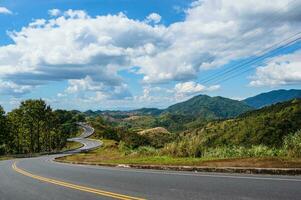 Straße Nr.1081 Weg von pua Kreis zu bo kluea Bezirk, nan thailand.the berühmt Aussicht Punkt und Das Touristen Muss halt durch zu prüfen im beim Nan. kurvig Straße sieht aus mögen Nummer 3. foto