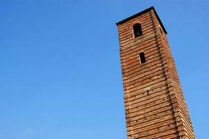 Einzelheiten von das Kirche und Glocke Turm von pietrasanta lucca foto