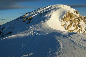 ein schneebedeckt Berg foto