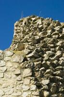 ein Stein Mauer mit ein groß Vogel auf es foto