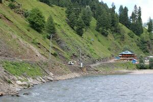 szenisch Aussicht von das natürlich Schönheit von tao Hintern, Neelum Schlucht, Kaschmir. tao Hintern ist berühmt zum es ist üppig Grün Bäume und natürlich Schönheit. foto